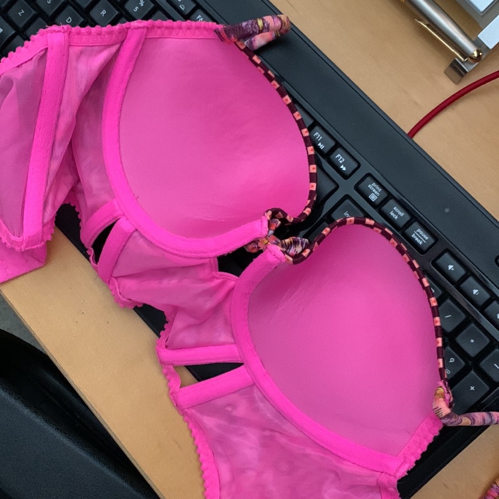 Victoria’s Secret lingerie set bra and thong - Picture 7 of 8
